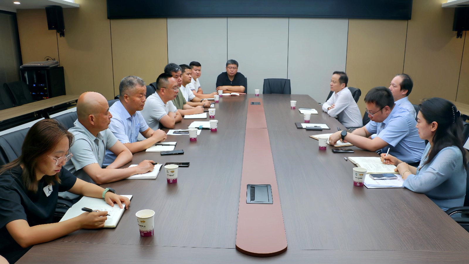 中陜核集團(tuán)黨委書記、董事長朱華平到二一四隊(duì)調(diào)研